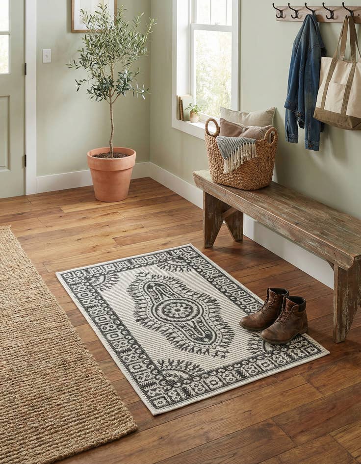 Detail image of 2' x 3'  Washable Traditional Indoor / Outdoor Rug