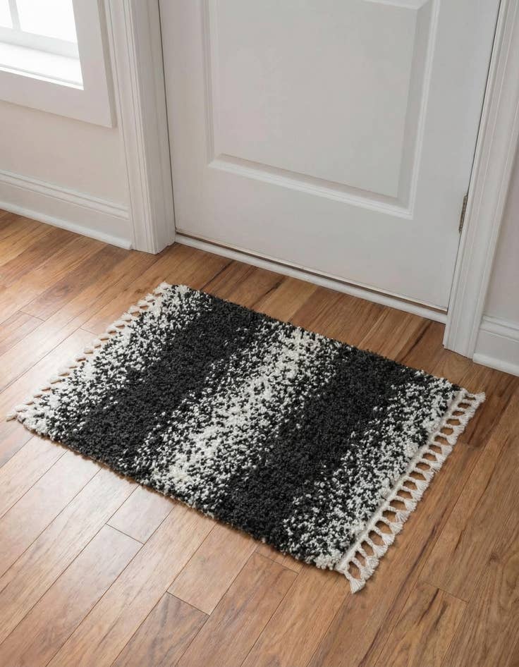 Detail image of 2' 2 x 3' Lagom Shag Rug