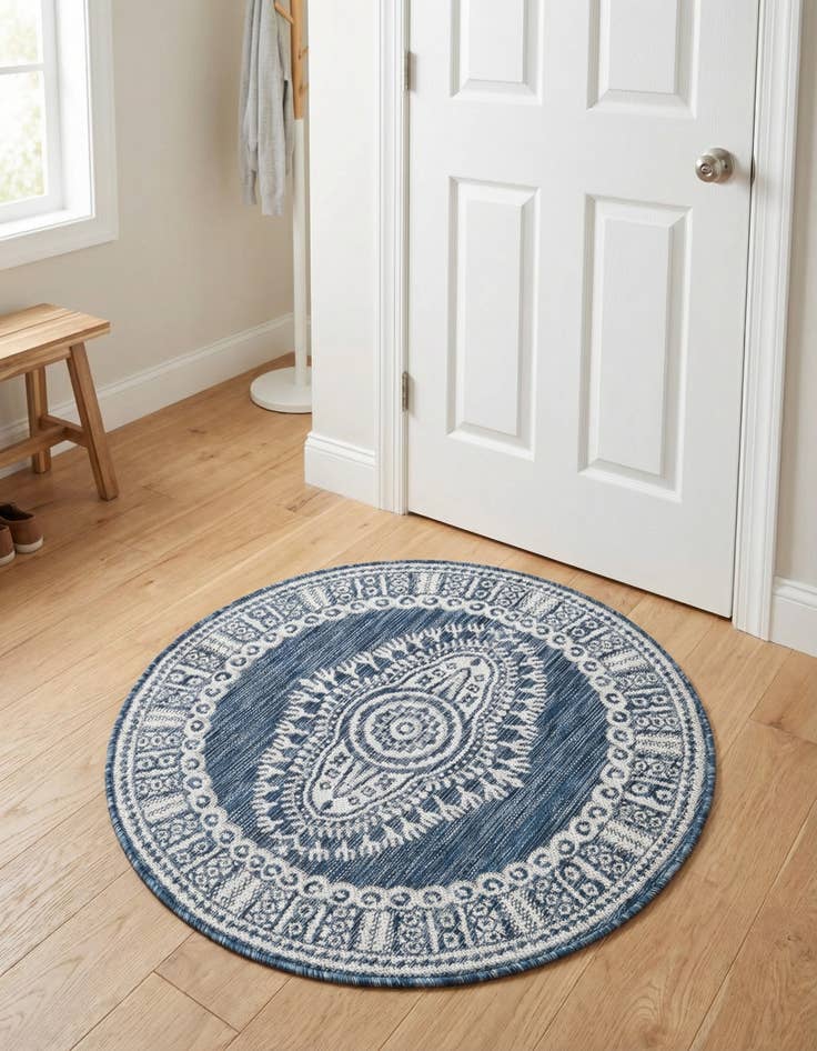 Detail image of 3' x 3' Washable Traditional Indoor / Outdoor Round Rug