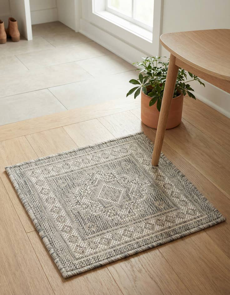 Detail image of 1' 4 x 1' 4 Washable Aztec Indoor / Outdoor Sample Rug