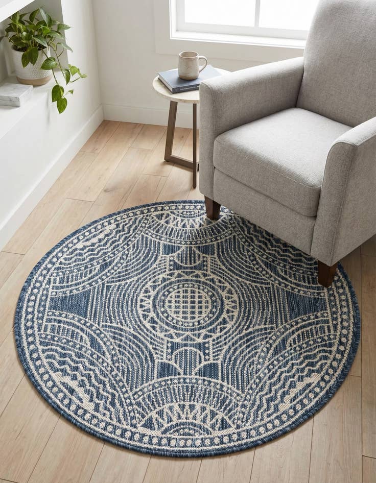 Detail image of 3' x 3'  Washable Traditional Indoor / Outdoor Round Rug