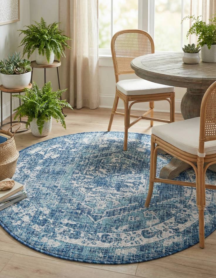 Detail image of 4' x 4'  Washable Traditional Indoor / Outdoor Round Rug