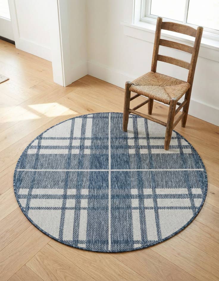 Detail image of 3' x 3' Washable Checkered Indoor / Outdoor Round Rug