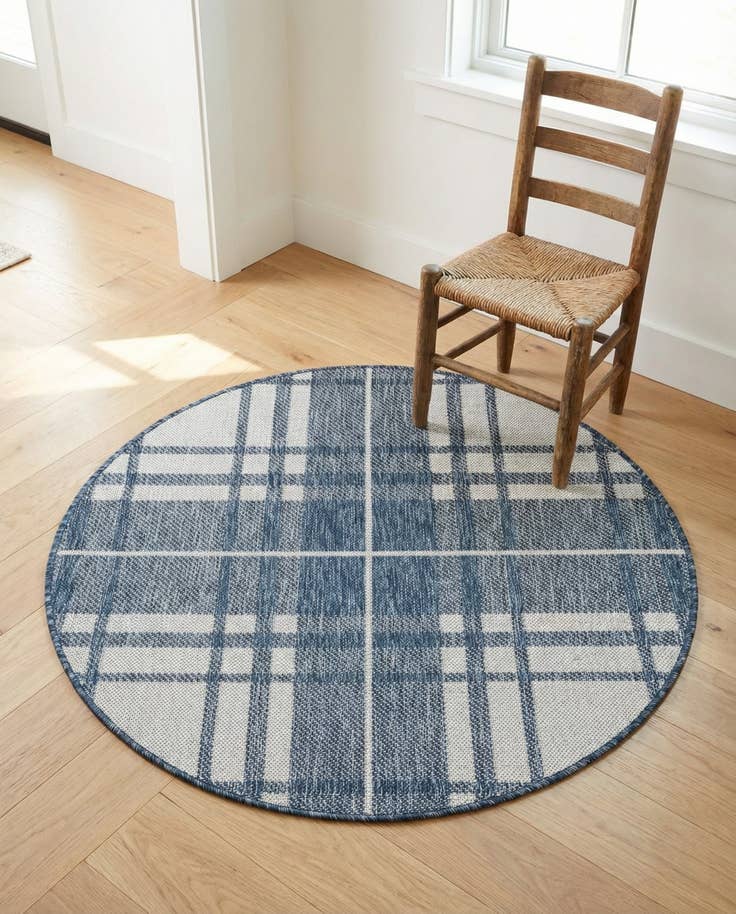 Detail image of 3' x 3' Easy-Clean Checkered Indoor / Outdoor Round Rug