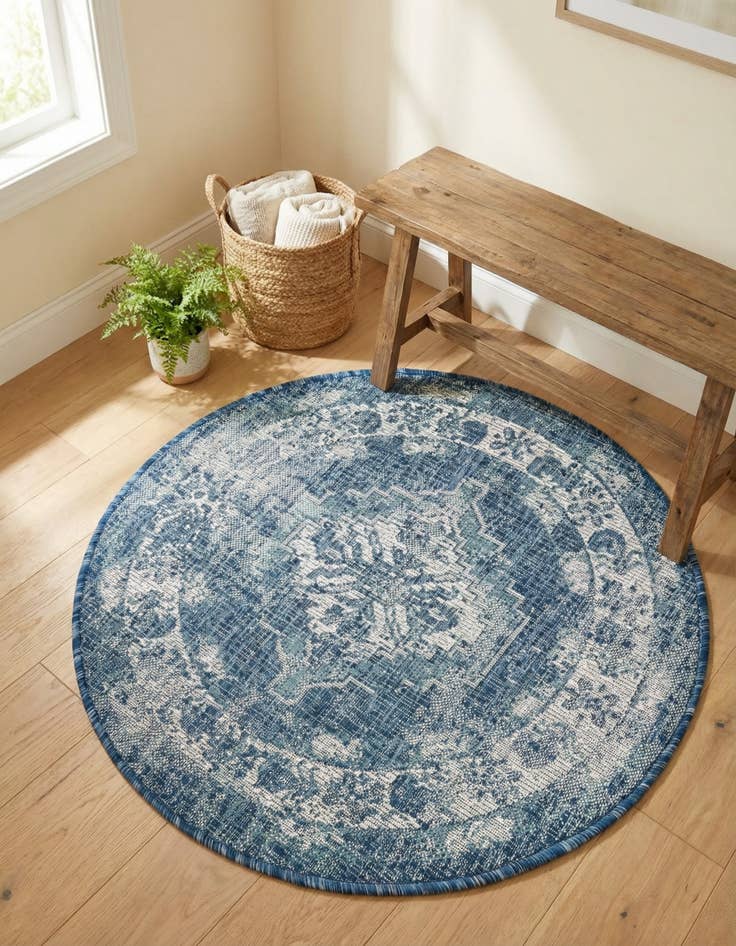 Detail image of 3' x 3' Washable Traditional Indoor / Outdoor Round Rug