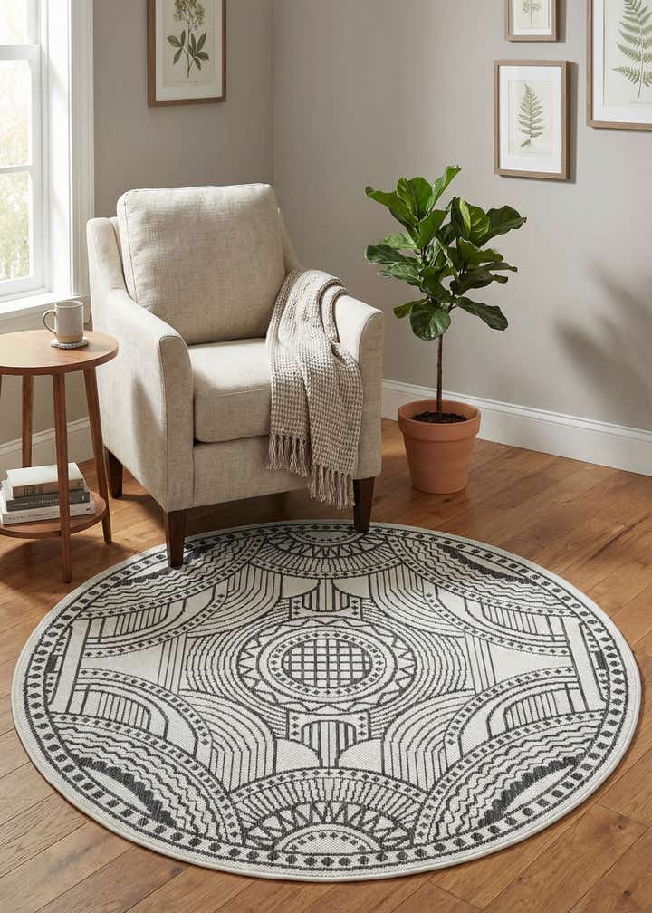 4' 1 x 4' 1 Easy-Clean Traditional Indoor / Outdoor Round Rug