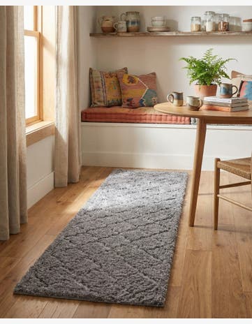 2' x 6' 9 Lattice Shag Runner Rug