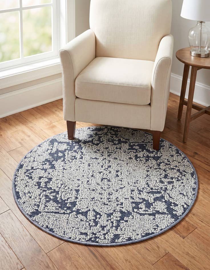 Detail image of 3' 1 x 3' 1 Easy-Clean Traditional Indoor / Outdoor Round Rug
