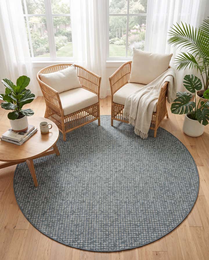 7' 10 x 7' 10 Easy-Clean Checkered Indoor / Outdoor Round Rug
