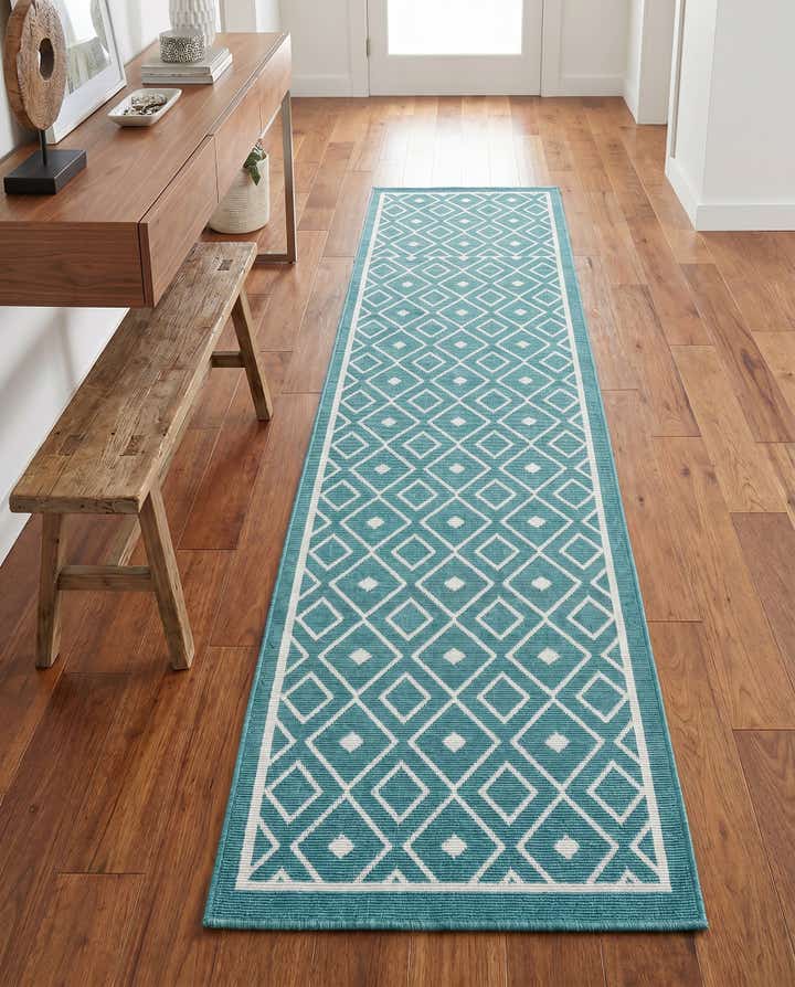 2' x 8' Easy-Clean Lattice Indoor / Outdoor Runner Rug