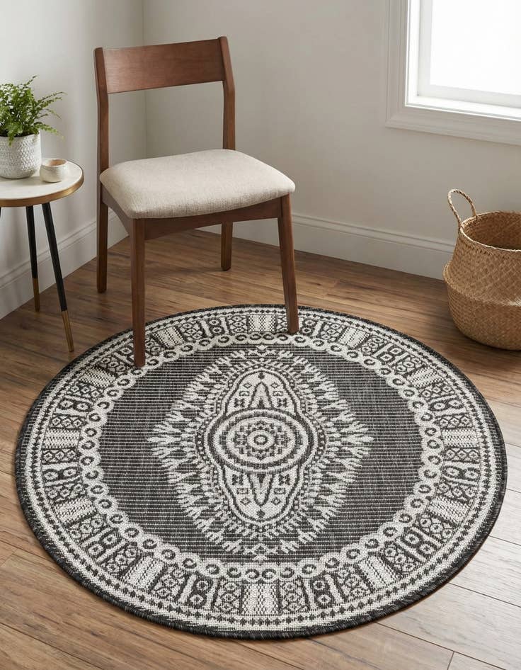 Detail image of 3' x 3' Washable Traditional Indoor / Outdoor Round Rug