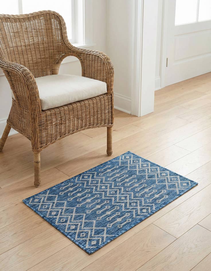 Detail image of 2' x 3' Washable Lattice Indoor / Outdoor Rug