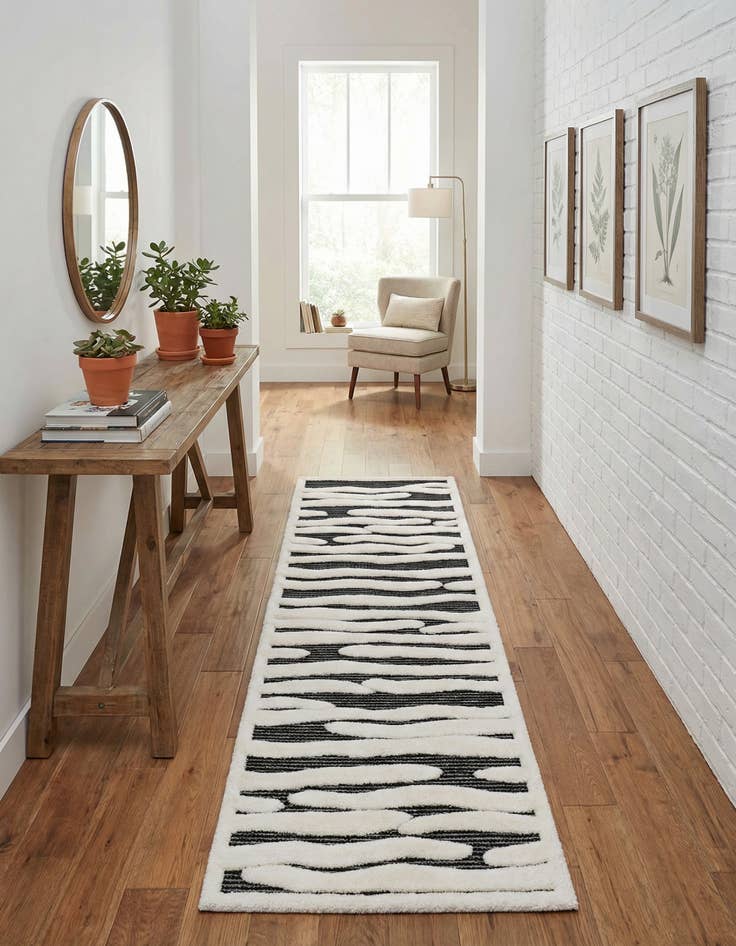 Detail image of 2' 7 x 8' Prismatic Runner Rug