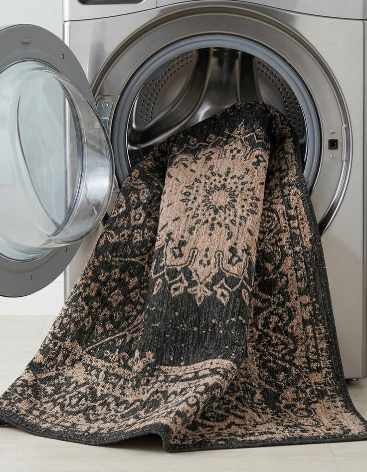 Detail image of  7' 10 x 10'  Washable Traditional Indoor / Outdoor Rug