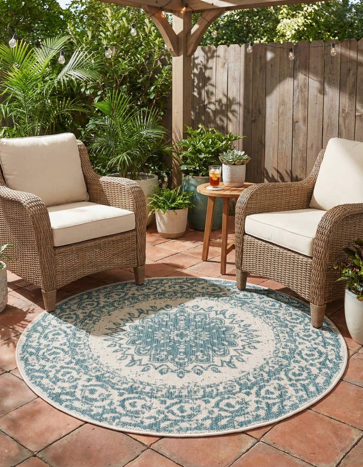 Detail image of 3' x 3'  Washable Traditional Indoor / Outdoor Round Rug