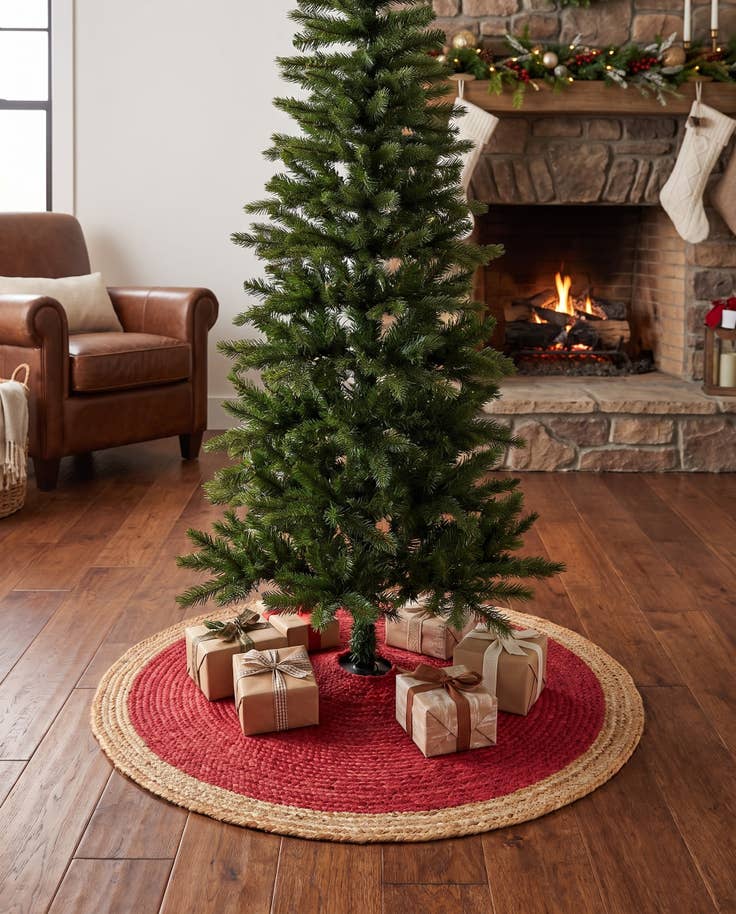 Detail image of 3' 1 x 3' 1 Hand Braided Christmas Tree Skirt