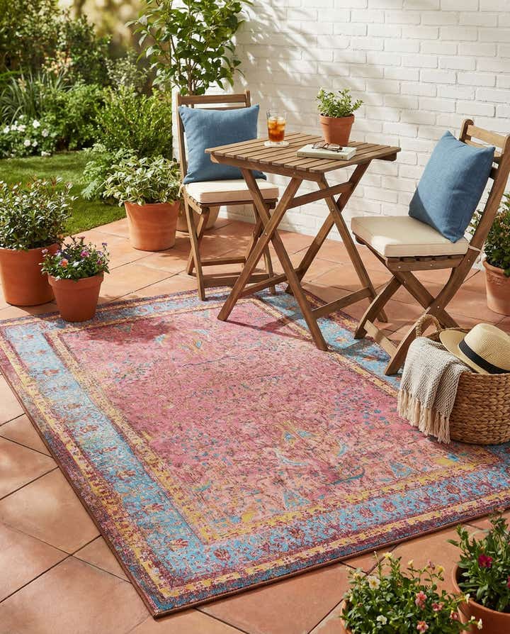 4' 1 x 6' 1 Easy-Clean Traditional Indoor / Outdoor Rug