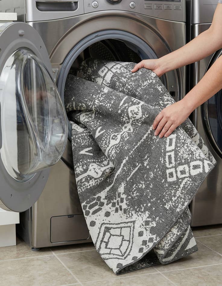 Detail image of 7' 10 x 10'  Washable Bohemian Indoor / Outdoor Rug