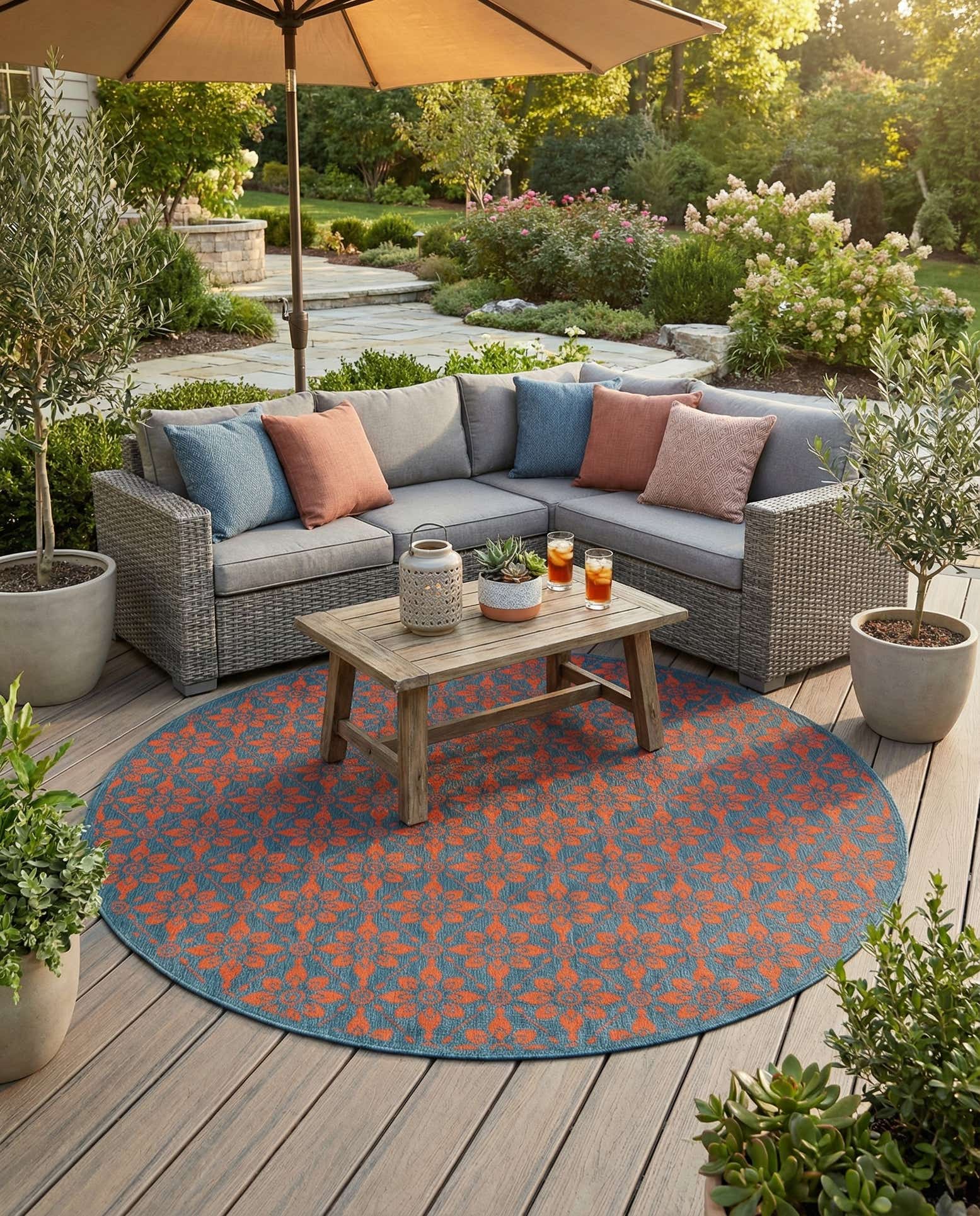 7' 10 x 7' 10 Easy-Clean Trellis Indoor / Outdoor Round Rug