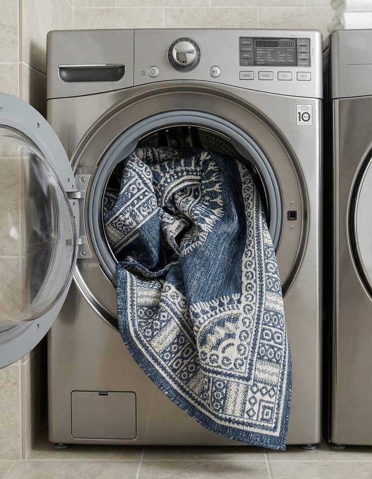 Detail image of 4' x 6'  Washable Traditional Indoor / Outdoor Rug