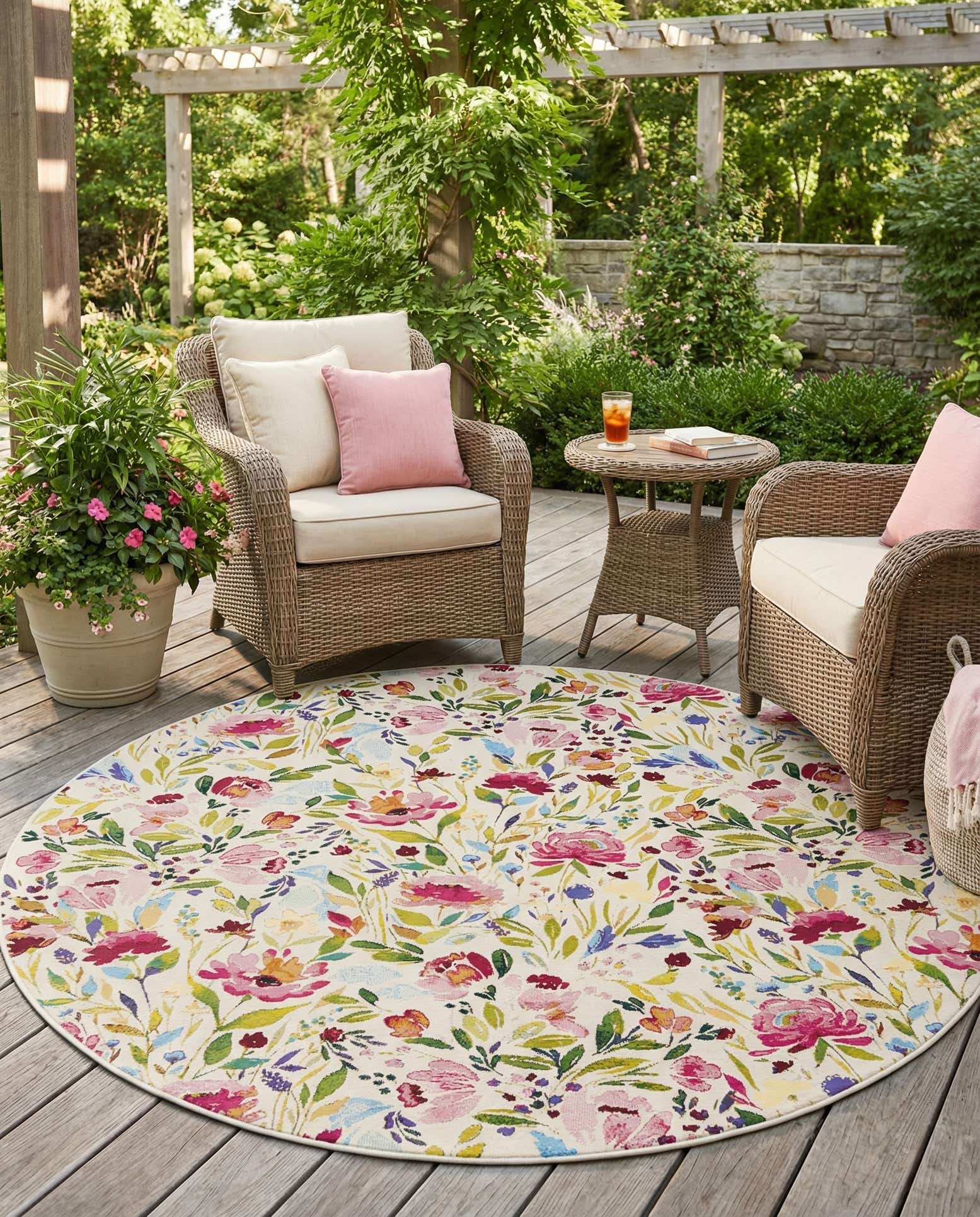 7' 10 x 7' 10 Easy-Clean Botanical Indoor / Outdoor Round Rug