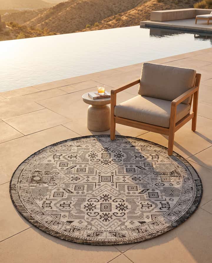 5' 3 x 5' 3 Easy-Clean Aztec Indoor / Outdoor Round Rug