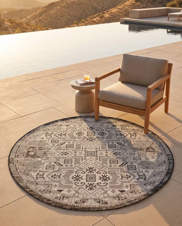 Detail image of 5' 3 x 5' 3 Easy-Clean Aztec Indoor / Outdoor Round Rug