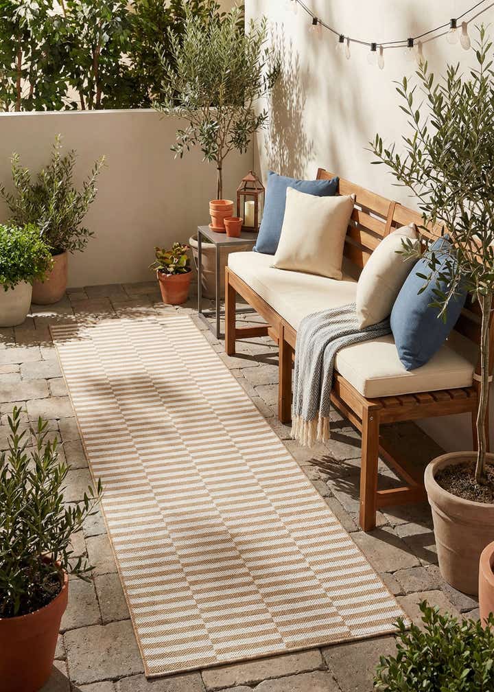 2' 7 x 10' Easy-Clean Striped Indoor / Outdoor Runner Rug