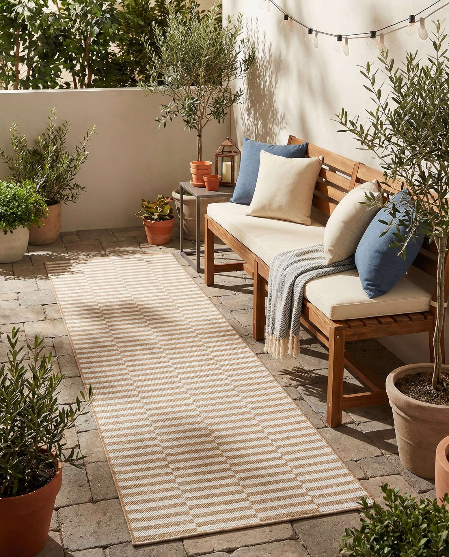 2' 7 x 10' Easy-Clean Striped Indoor / Outdoor Runner Rug