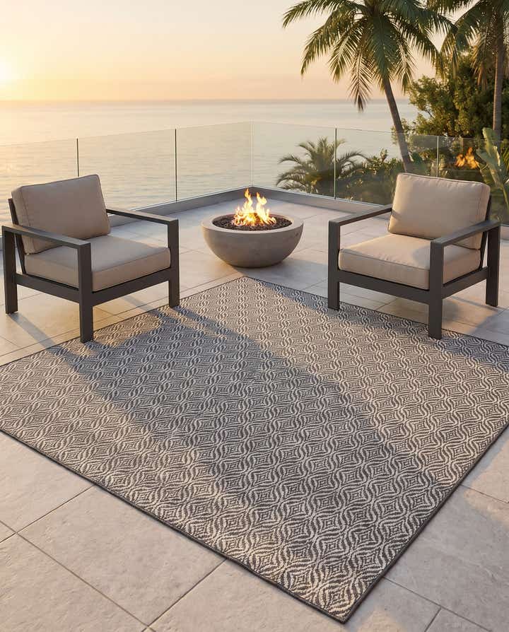 7' 10 x 7' 10 Easy-Clean Trellis Indoor / Outdoor Square Rug