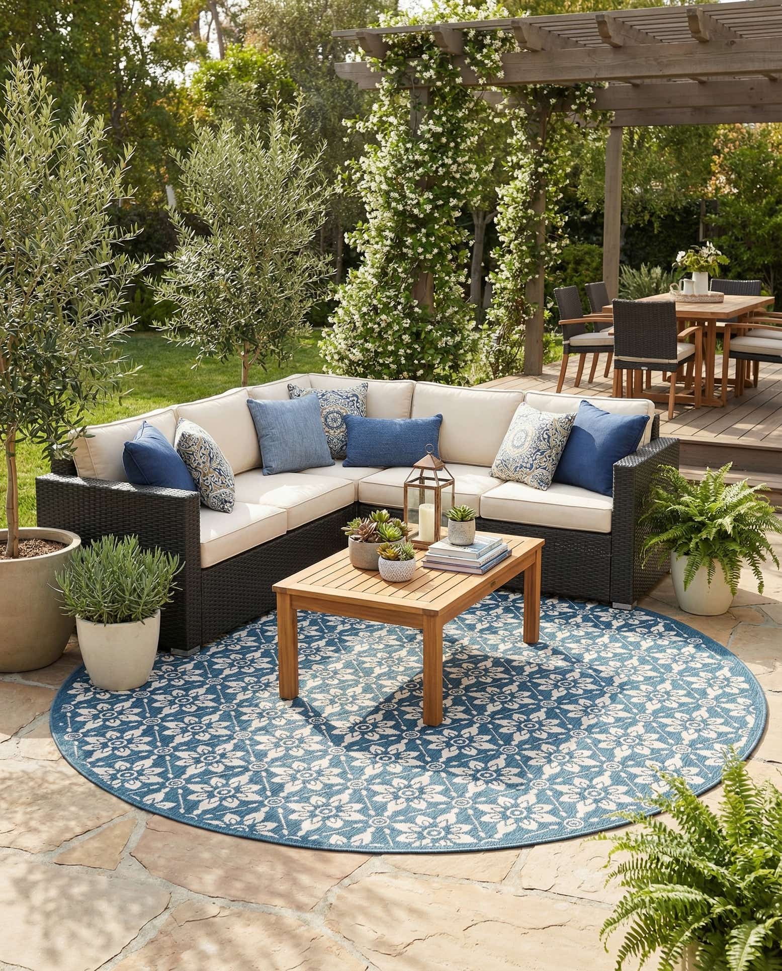 7' 10 x 7' 10 Easy-Clean Trellis Indoor / Outdoor Round Rug