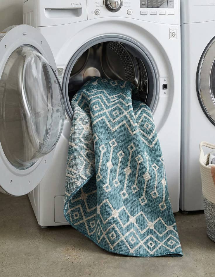 Detail image of 7' 10 x 7' 10  Washable Trellis Indoor / Outdoor Round Rug