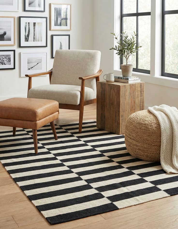 Detail image of 3' 3 x 4' 10  Hand Woven Kilim Modern Wool Rug