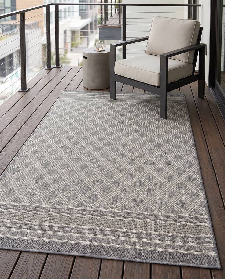 Detail image of 4' 1 x 6' 1 Easy-Clean Lattice Indoor / Outdoor Rug