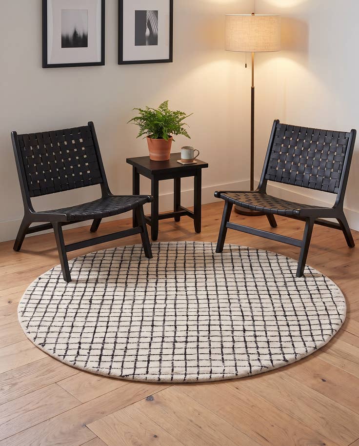 Detail image of 5' 1 x 5' 1 Heritage Line Wool Round Rug