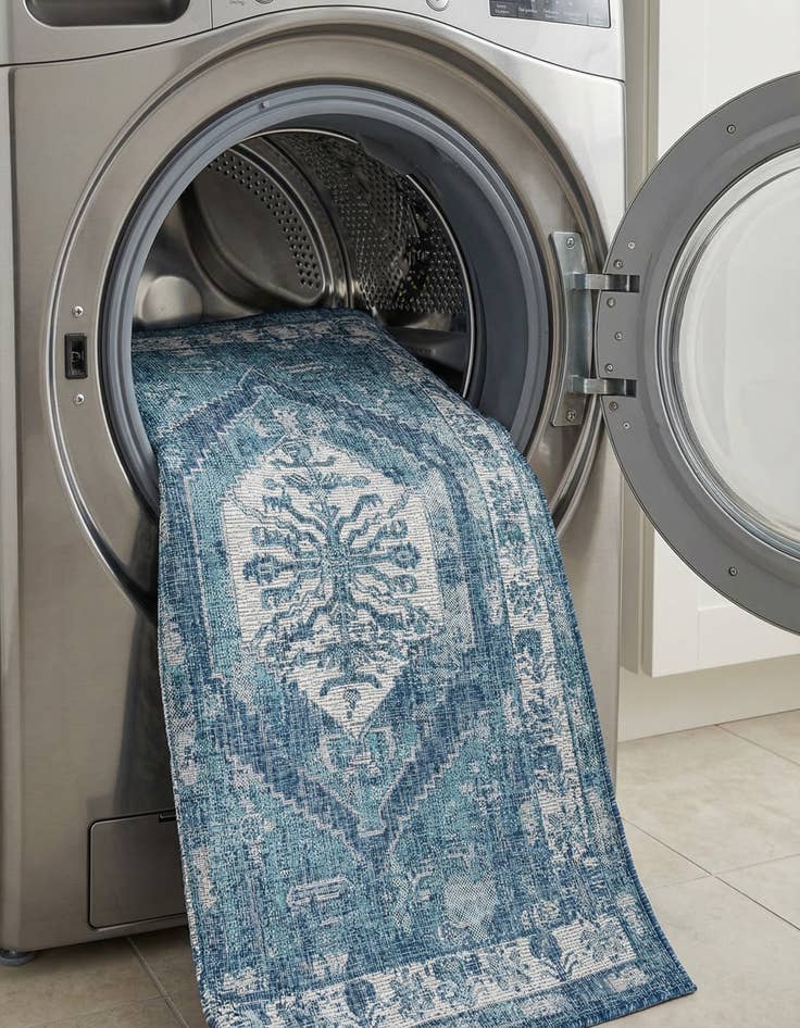 Detail image of 4' x 6'  Washable Traditional Indoor / Outdoor Rug