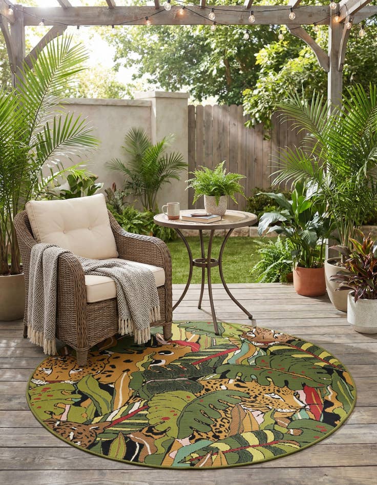 Detail image of 4' x 4'  Washable Botanical Indoor / Outdoor Round Rug