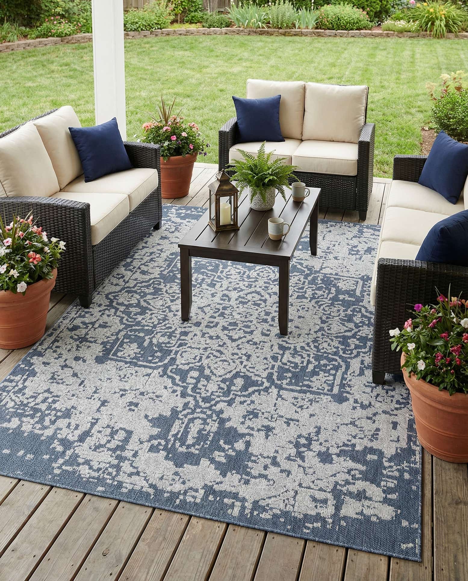 9' x 12' Easy-Clean Traditional Indoor / Outdoor Rug