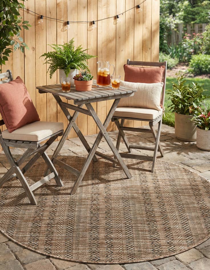 Detail image of 4' x 4'  Washable Striped Indoor / Outdoor Round Rug