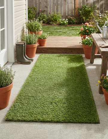 2' x 4' Easy-Clean Grass Indoor / Outdoor Runner Rug