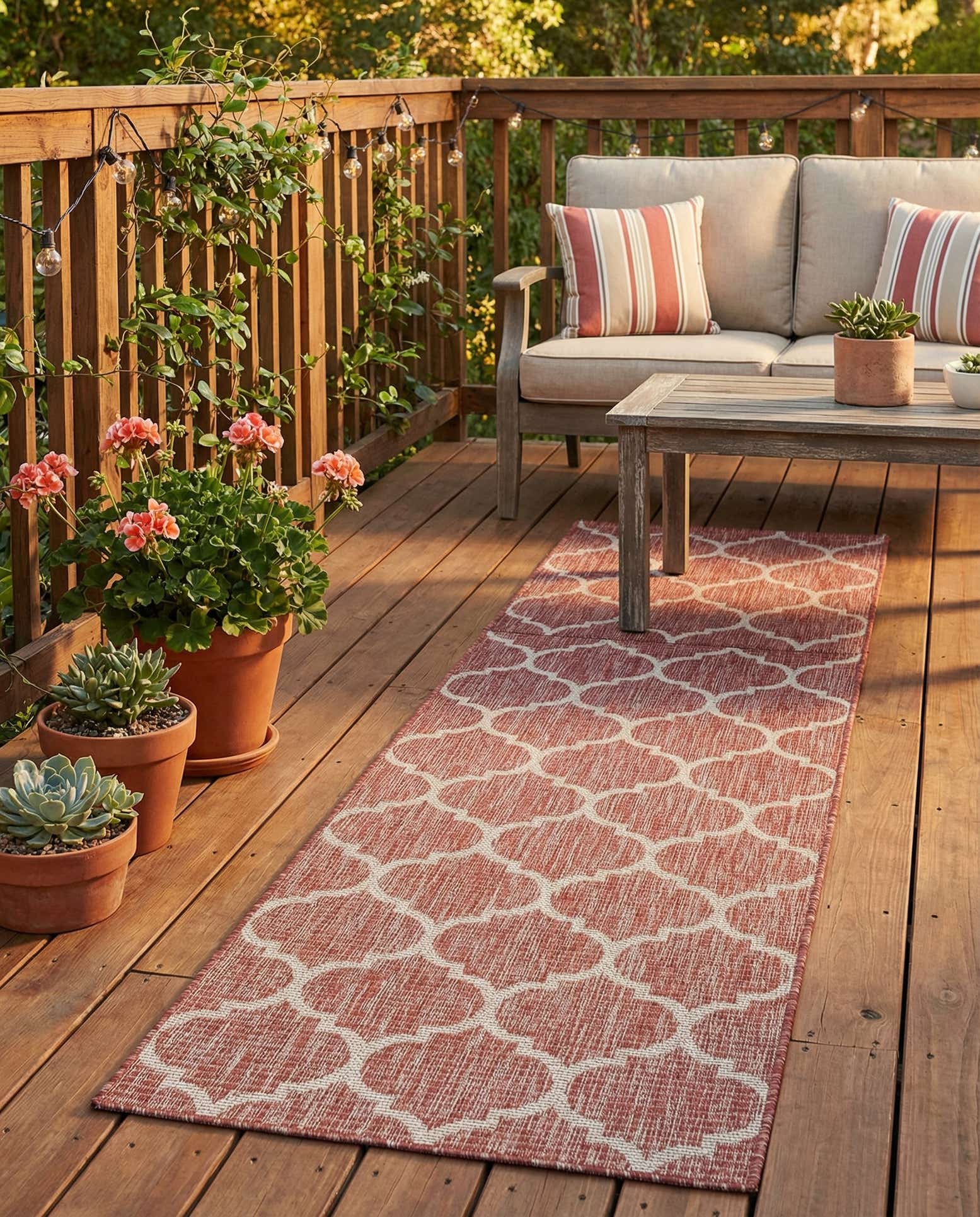 2' 7 x 10' Easy-Clean Trellis Indoor / Outdoor Runner Rug