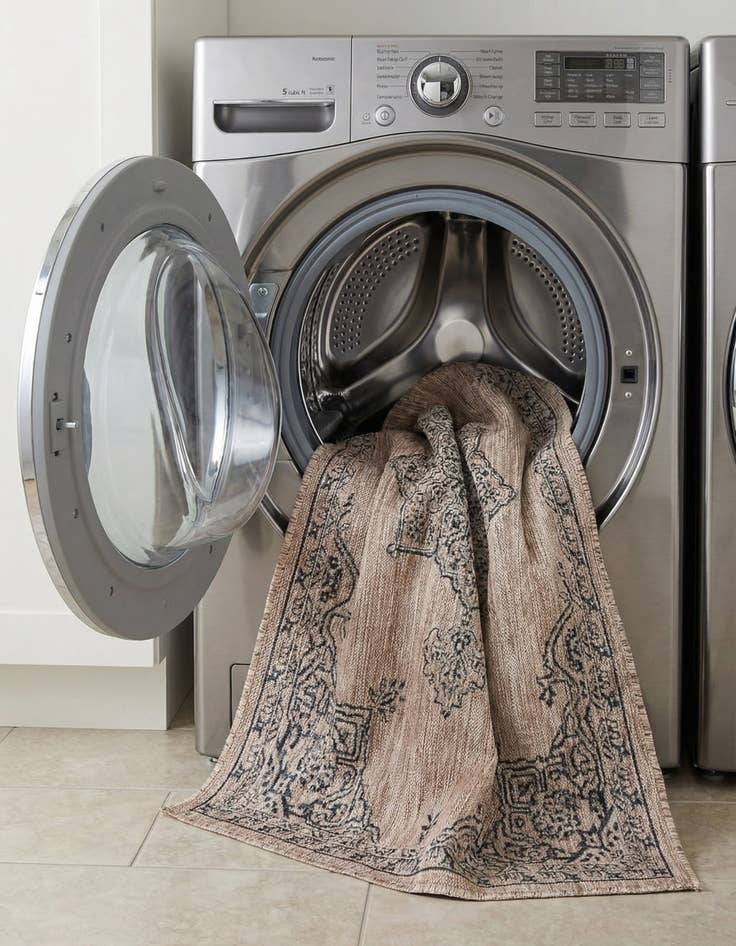 Detail image of  4' x 6'  Washable Traditional Indoor / Outdoor Rug