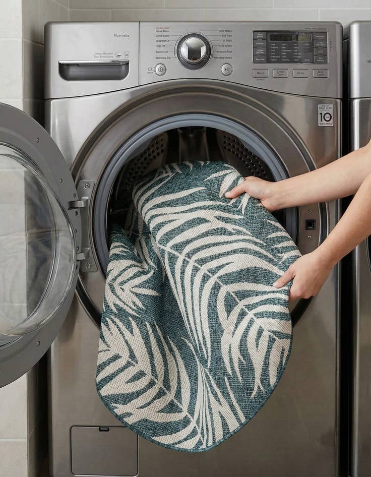 Detail image of 5' 3 x 5' 3  Washable Botanical Indoor / Outdoor Round Rug