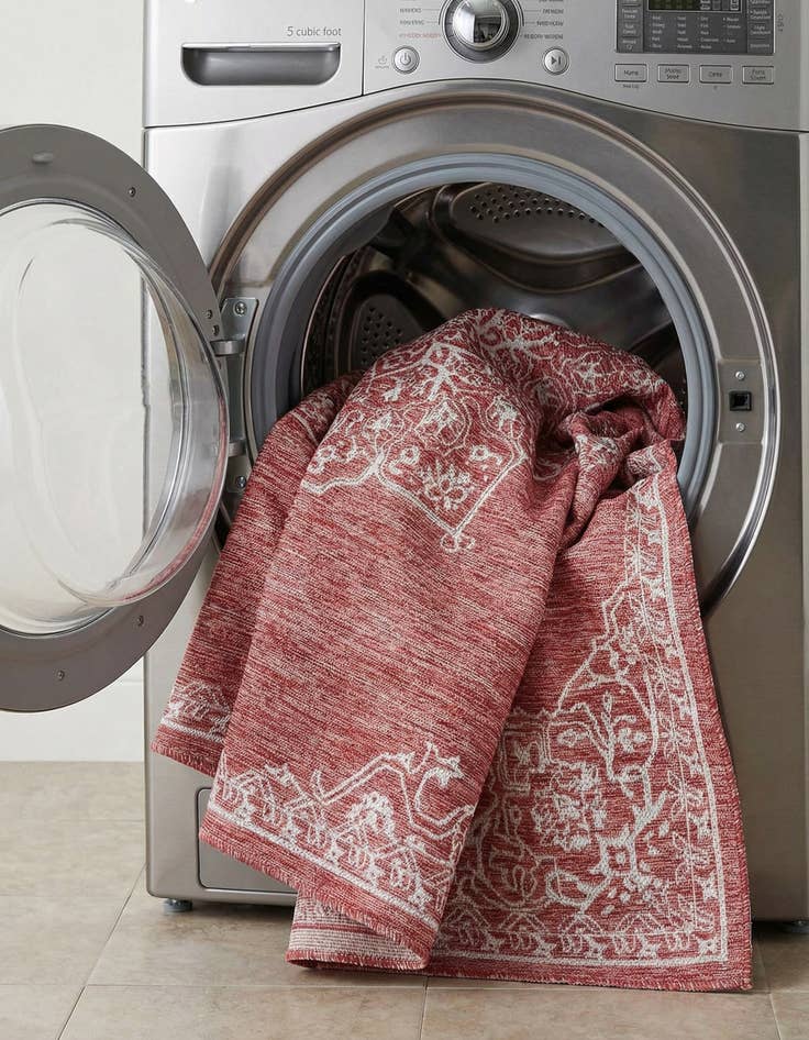 Detail image of  7' x 10'  Washable Traditional Indoor / Outdoor Rug