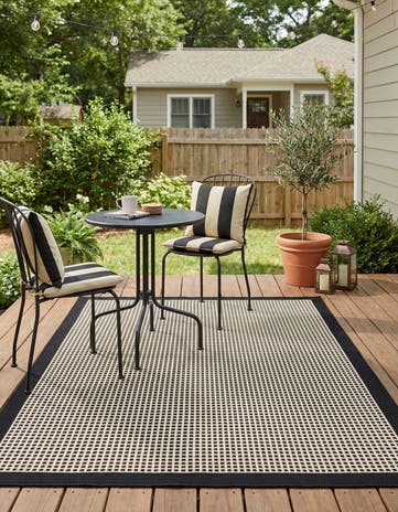 4' x 6' Easy-Clean Border Indoor / Outdoor Rug