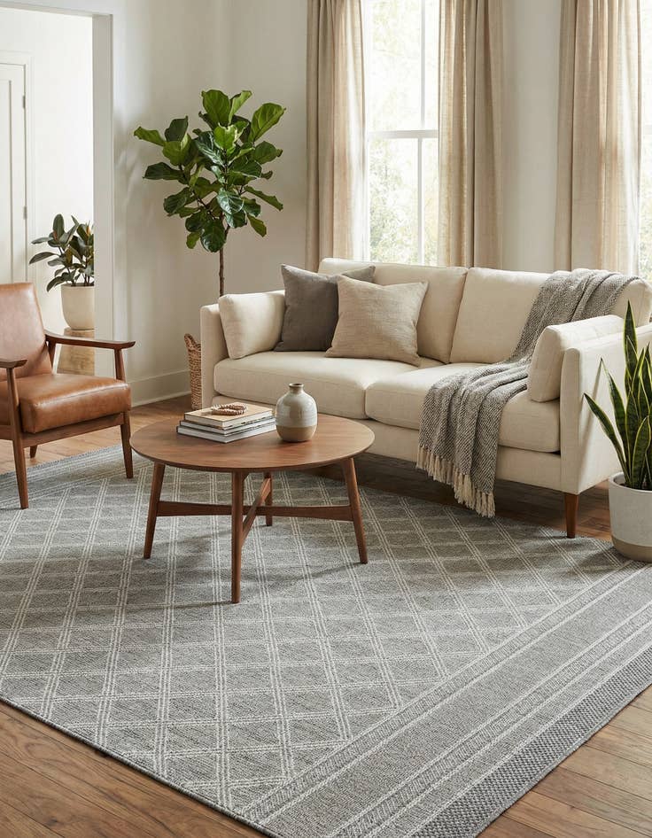 Detail image of 6' 1 x 9' Easy-Clean Trellis Indoor / Outdoor Rug