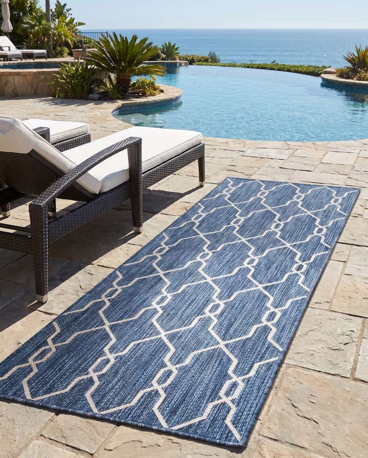2' x 6' Easy-Clean Lattice Indoor / Outdoor Runner Rug