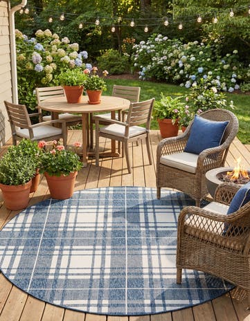 7' 10 x 7' 10 Easy-Clean Checkered Indoor / Outdoor Round Rug