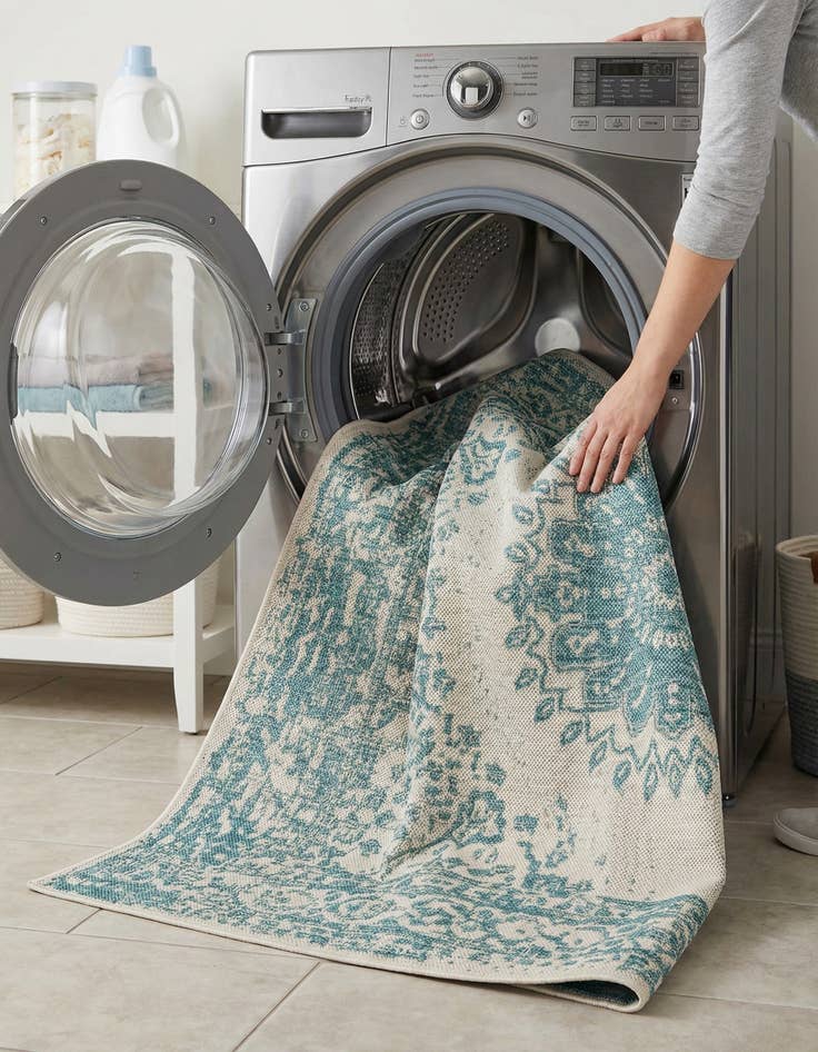 Detail image of  4' x 6'  Washable Traditional Indoor / Outdoor Rug