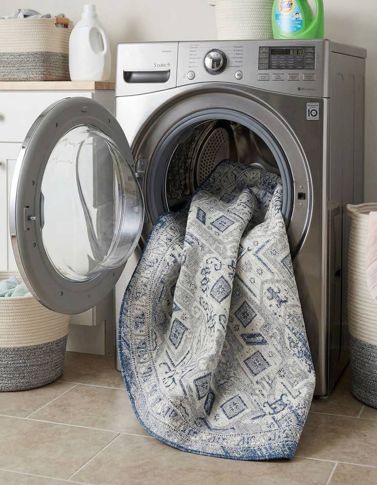 Detail image of 7' 10 x 10'  Washable Aztec Indoor / Outdoor Oval Rug